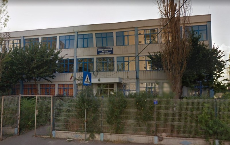 Un elev de şapte ani a introdus în şcoală o armă de tip airsoft, în Constanța. Tatăl copilului, proprietarul puștii, a fost amendat