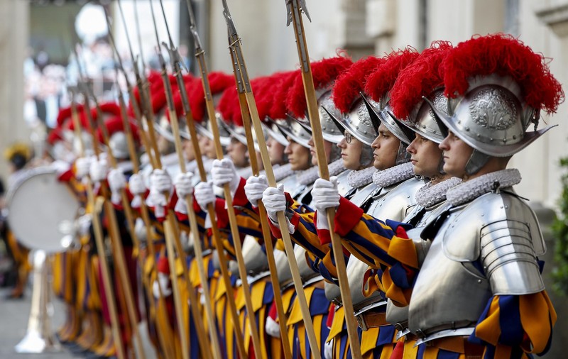 Patru dintre gărzile Papei Francisc, testate pozitiv cu Covid