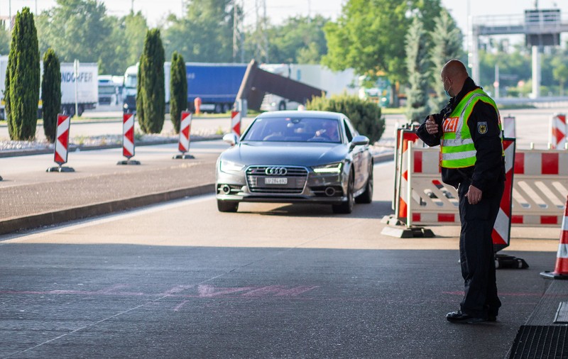 Un bărbat a fost arestat după ce i-a pus polițistului de frontieră o singură întrebare, la intrarea în Elveția