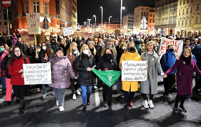 „Mi-e frică să trăiesc în Polonia”: polonezii vor schimbarea legii antiavort, după moartea unei tinere însărcinate în spital