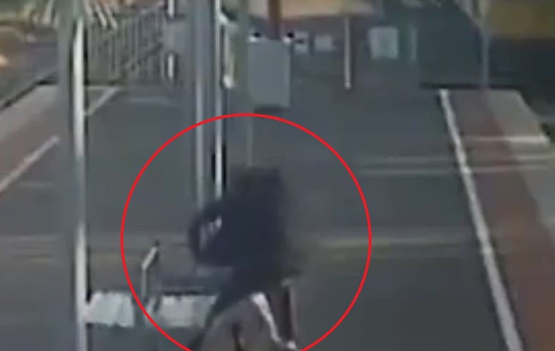 VIDEO | Tânăr australian surprins în timp ce își trăgea iubita spre șinele de cale ferată, în momentul în care se apropia un tren