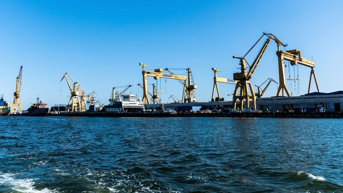 Șantierul naval din Mangalia. Macarale industriale la șantierul naval din Mangalia