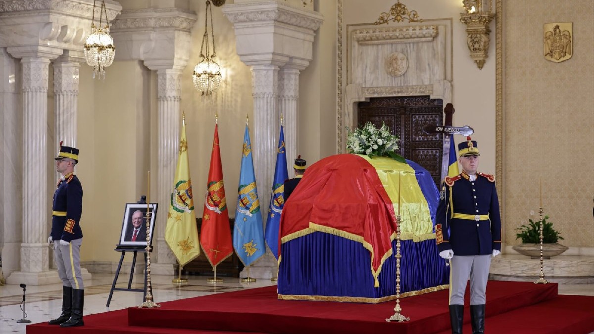 Sicriul fostului președinte Ion Iliescu, invelit in drapelul României, în Sala Unirii, Palatul Cotroceni - 6 august 2025