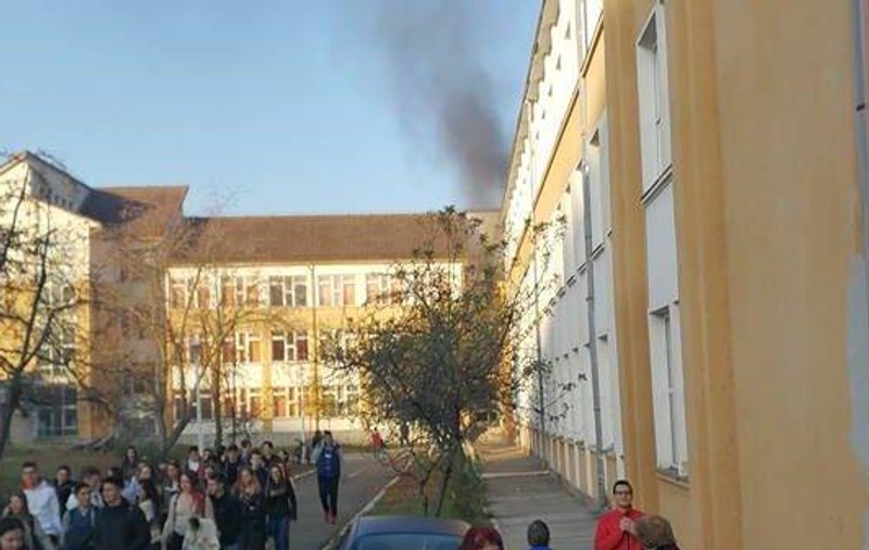Incendiu într-un liceu din Hunedoara. Doi profesori au avut nevoie de îngrijiri medicale, iar sute de elevi au fost evacuați