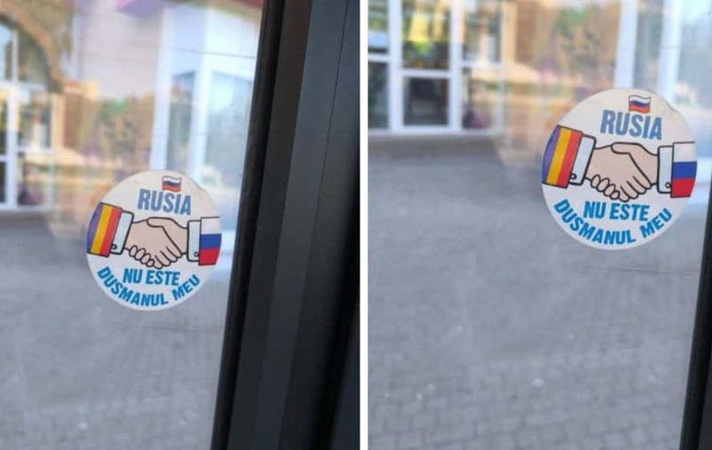 Un sticker pe care scrie „Rusia nu este dușmanul meu” a apărut pe ușa unui restaurant din Târgoviște: „Sper că e rupt”
