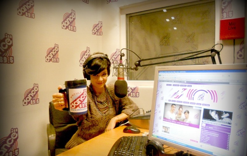 VJ Oana Tache petrece în pijamale în fiecare dimineaţă la Dance FM, pe 89.5 FM!