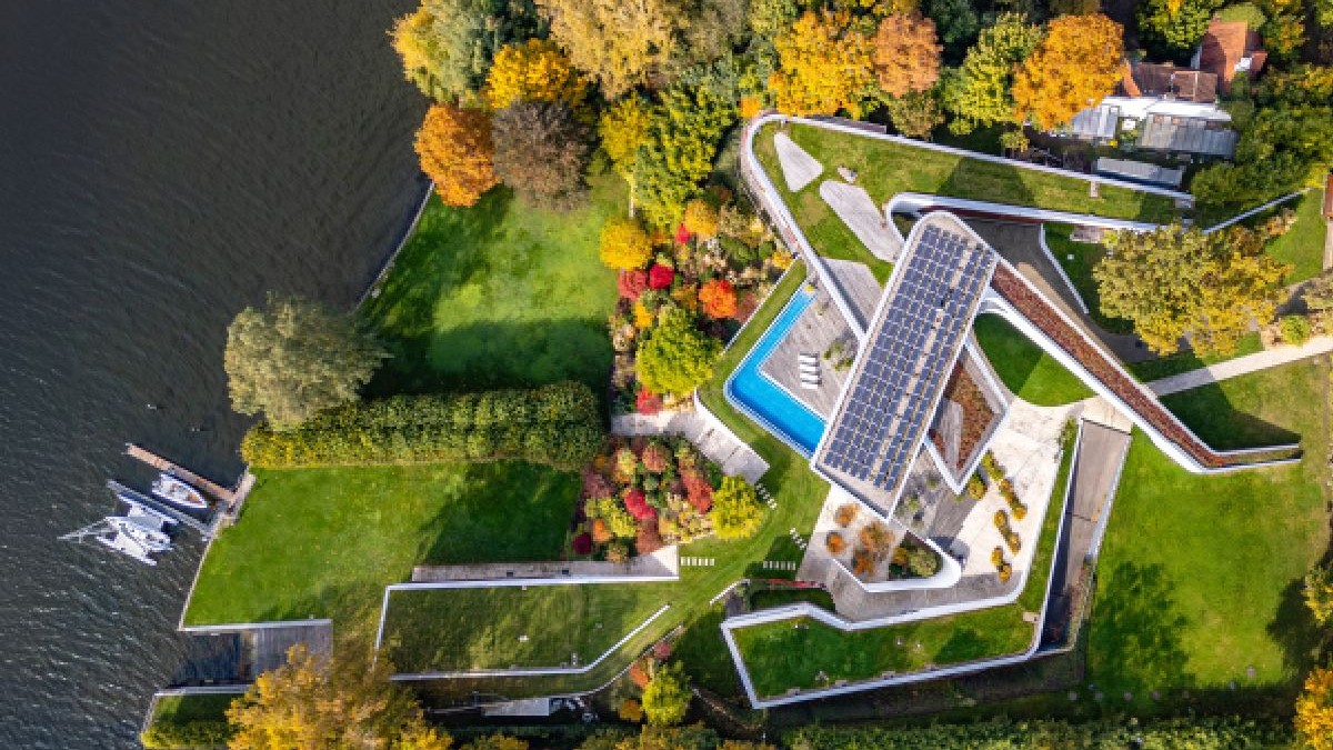 O vilî pe o insulă, piscina, pomi, iarba