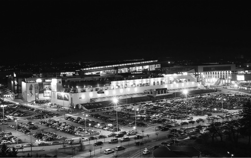 Primele mall-uri din România care au mărit distanța între mese, de teama coronavirusului