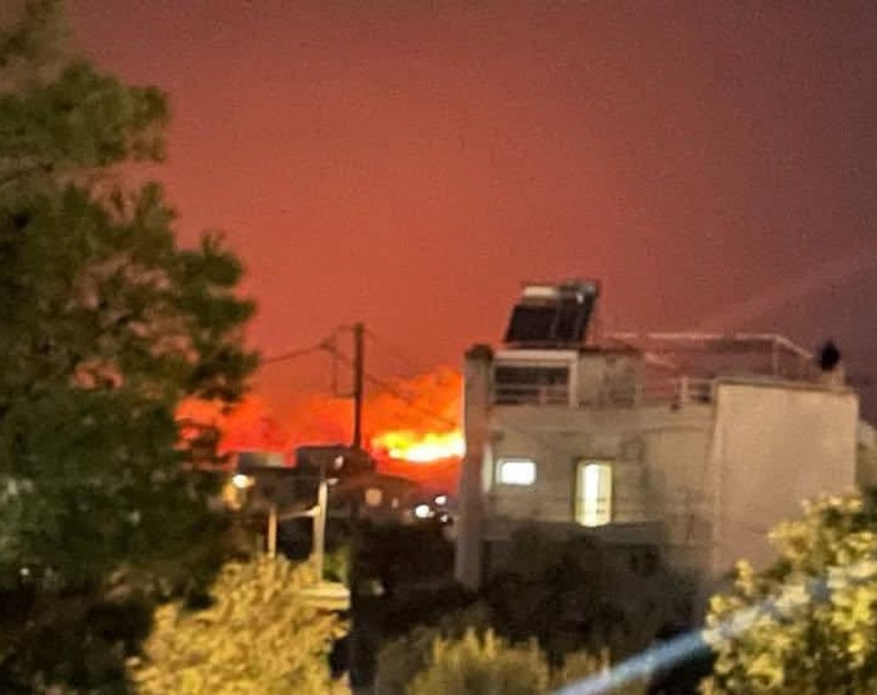 Un nou incendiu violent într-o regiune populară din Grecia. Intervin zeci de pompieri români și cehi
