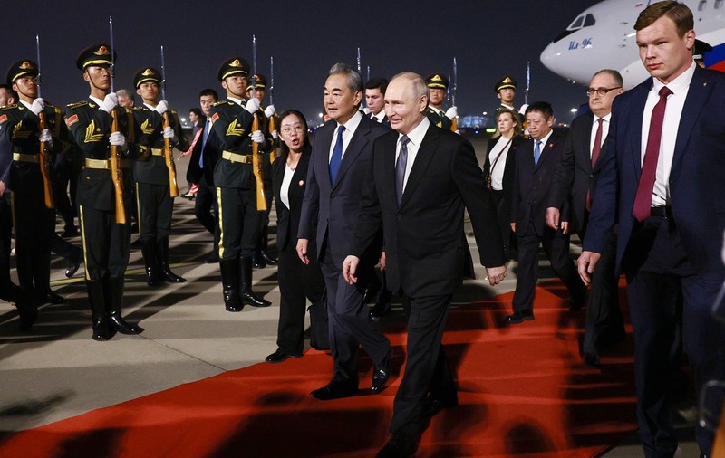 Vladimir Putin a ajuns la Beijing pentru întâlnirea cu Xi Jinping. Obligația pe care a trebuit să o accepte liderul rus pentru perioada șederii în China