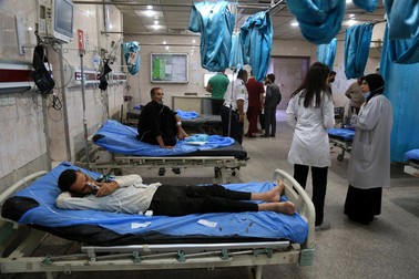 Mai mulți irakieni primesc oxigen la spital după furtuna puternică de praf care a lovit Bagdadul pe 1 mai | Foto: EPA