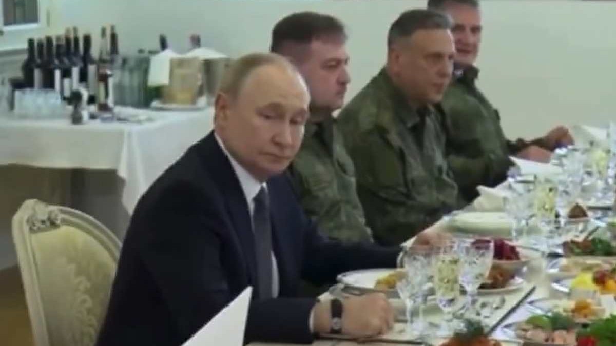 Vladimir Putin, la masă alături de mai mulți generali