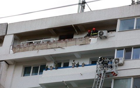 Locuitorii din blocul peste care a căzut drona la Galați se vor putea întoarce în apartamente, dar momentan nu vor avea nici gaze și nici curent electric