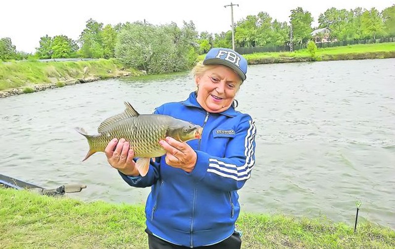 Mama Nadiei, spaima peştilor! Ştefania Comăneci petrece ore întregi cu undiţa pe malul lacului
