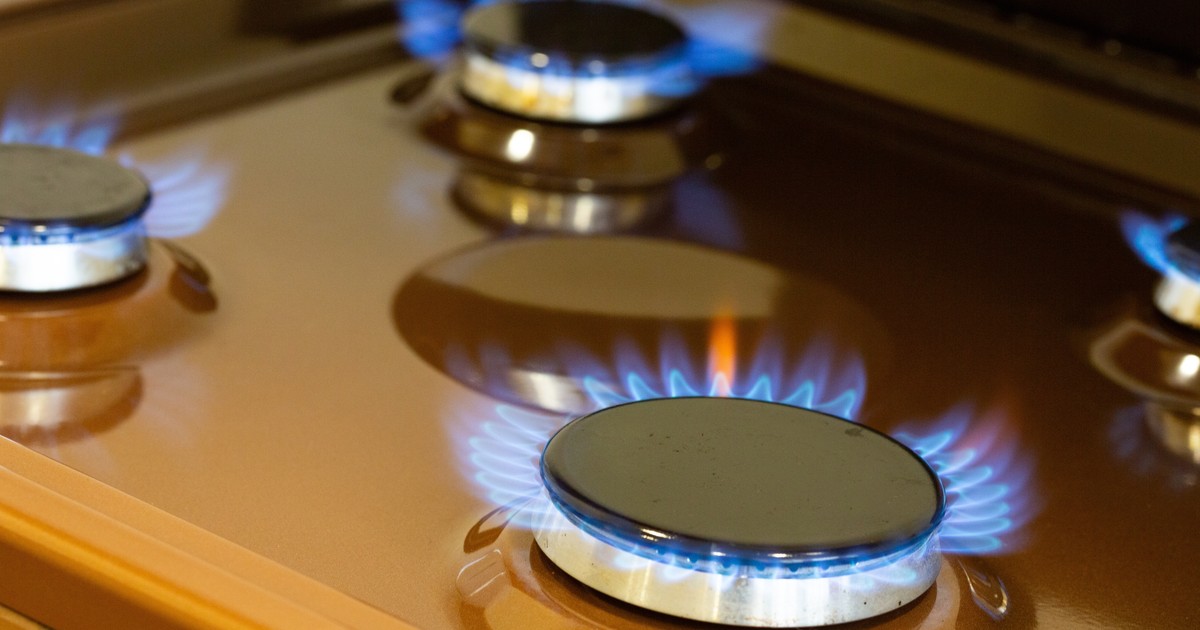 Un aragaz pornit, toate cele patru ochiuri funcționează și scot gaz și flacără