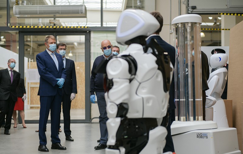 Klaus Iohannis, întâmpinat de roboțelul Escu, la Unitatea de Suport Bucureştii Noi. Ce i-a transmis şefului statului
