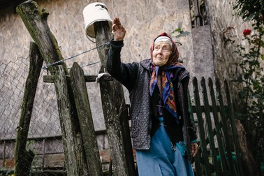 Ana stă în capul satului