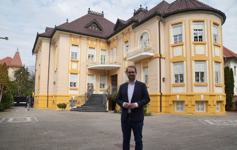 Dominic Fritz a intrat cu jandarmii în palatul Loga 52 din Timișoara: Primăria a recuperat clădirea de la clanul Momiță și o va transforma în grădiniță