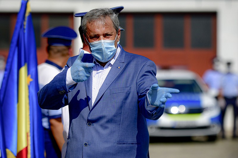 Ministrul afacerilor interne, Marcel Vela, simulează tragerea unei arme la finalul unui eveniment de prezentare a noilor achiziții pentru îmbunătățirea condițiilor de muncă a polițiștilor, la Institutul de Studii pentru Ordine Publică din București, miercuri, 29 iulie 2020. Foto Hepta