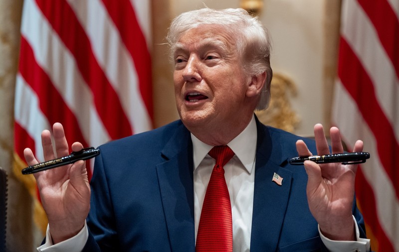 Imagini noi cu smartphone-ul lansat de Donald Trump: steagul SUA pe carcasă și imagini generate de AI pe site-ul oficial Trump Mobile