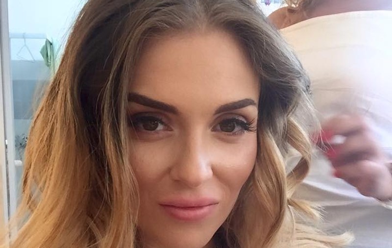 Oana Radu, operată timp de şase ore. Cântăreaţa care a slăbit 60 de kilograme a ajuns pe patul de spital