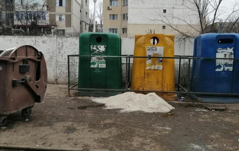 Gălățenii au furat pubelele cu sare care erau pregătite pentru perioada cu polei!