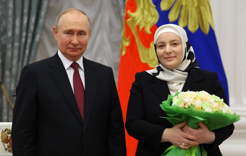 Una dintre cele trei soții ale liderului cecen Ramzan Kadîrov a primit din partea lui Vladimir Putin medalia de „mamă eroină”
