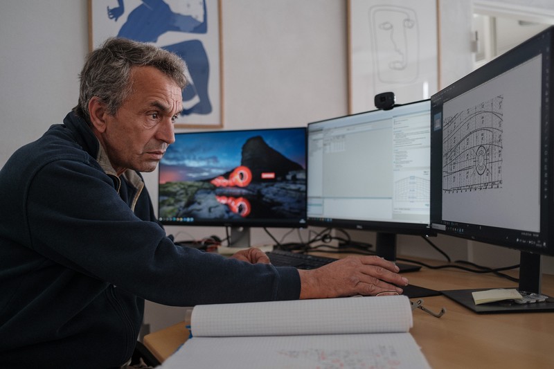 Dorel introduce măsurătorile în calculator. Sediul firmei Hauschildt Marine A/S, Skagen, Danemarca