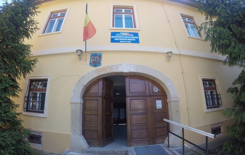 Tavane prăbuşite la un liceu din Blaj. Trei săli de clasă și sala de sport, afectate din cauza umezelii