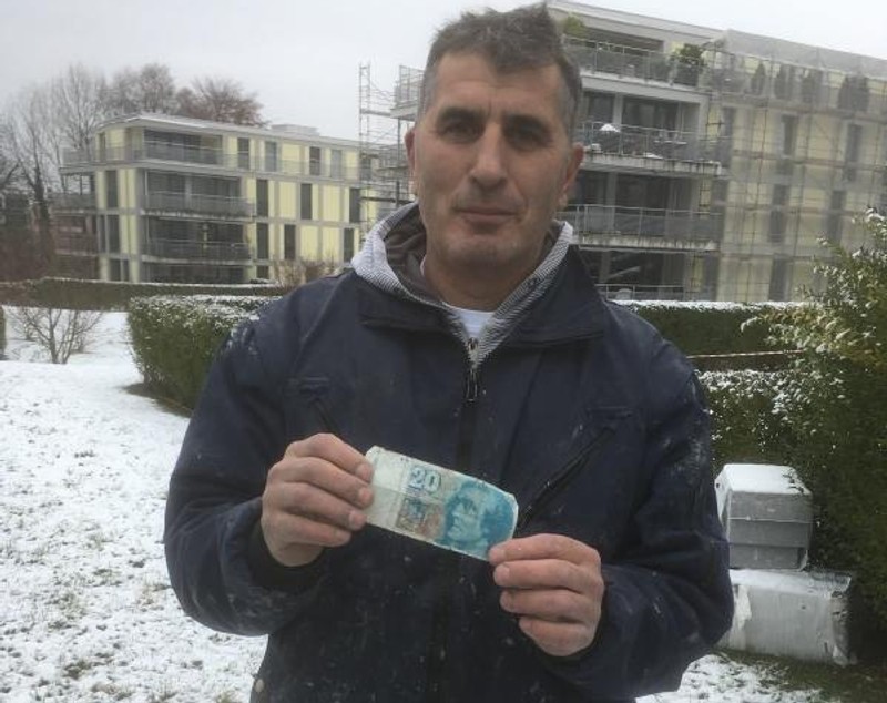 Și-a găsit după 10 ani portofelul pierdut. Ce a descoperit când s-a uitat în el