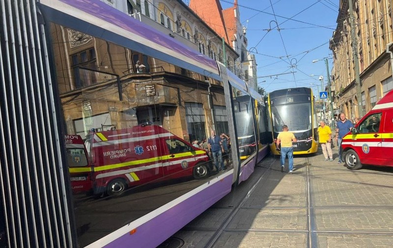 Două tramvaie s-au ciocnit la Timișoara și trei persoane au fost rănite. Traficul în Piața Traian a fost afectat