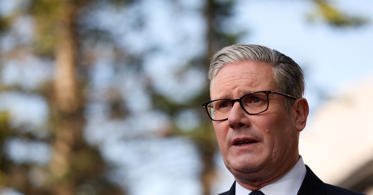 Keir Starmer surprins cu gura deschisă la summitul G7 din Canada, în iunie 2025. Poartă ochelari cu rame negre, o cămașă albă, și sacou și cravată