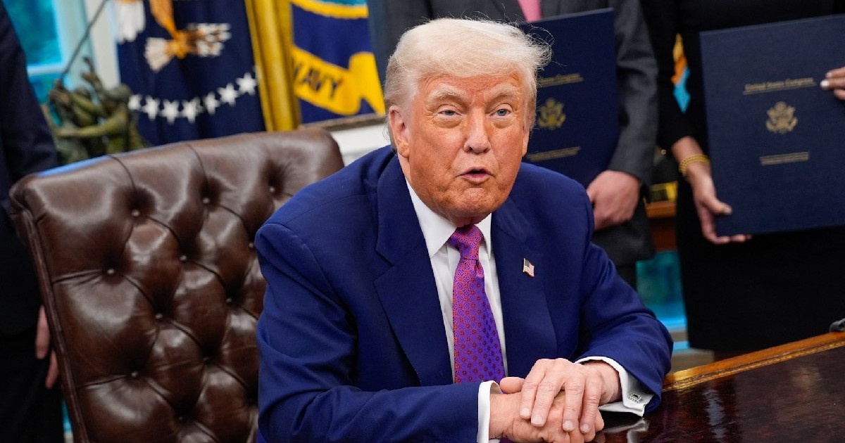 Președintele american Donald Trump semnează ordine executive și vorbește cu reporterii în Biroul Oval al Casei Albe din Washington, D.C., SUA, pe 9 mai 2025.
