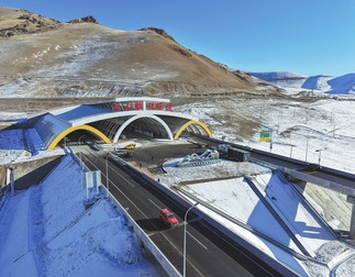 O mașină trece prin tunelul Tianshan Shengli, cel mai lung tunel de autostradă din lume, în regiunea autonomă Xinjiang Uygur. Foto: China Daily