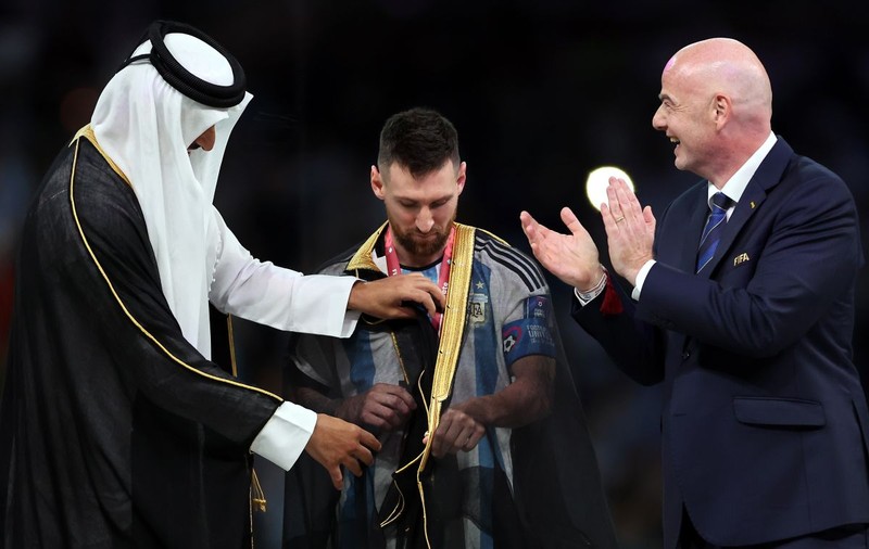 Fanii argentinieni, foarte interesați de mantia oferită lui Messi după finala Cupei Mondiale. Vânzări istorice de bisht la Doha