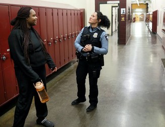 Darnella Frazier (stânga), pe locul Liceului Minneapolis Roosevelt | Foto: Profimedia