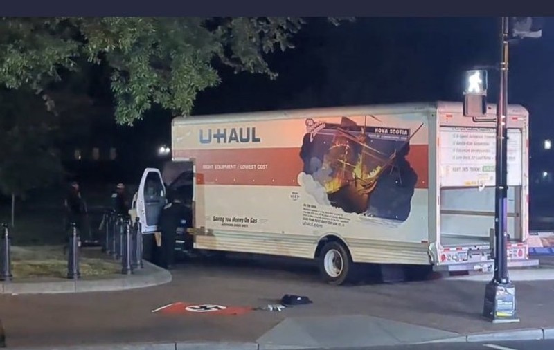 Un bărbat a intrat intenționat cu un camion în gardul de securitate de la Casa Albă. Ce au găsit anchetatorii în vehicul