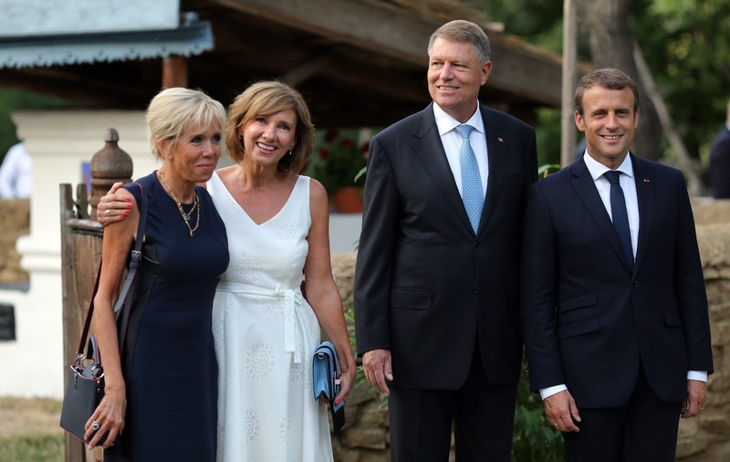 REPORTAJ / Am petrecut o zi cu Emmanuel Macron și soția sa. Cum se vede de aproape cel mai controversat cuplu prezidențial din Europa