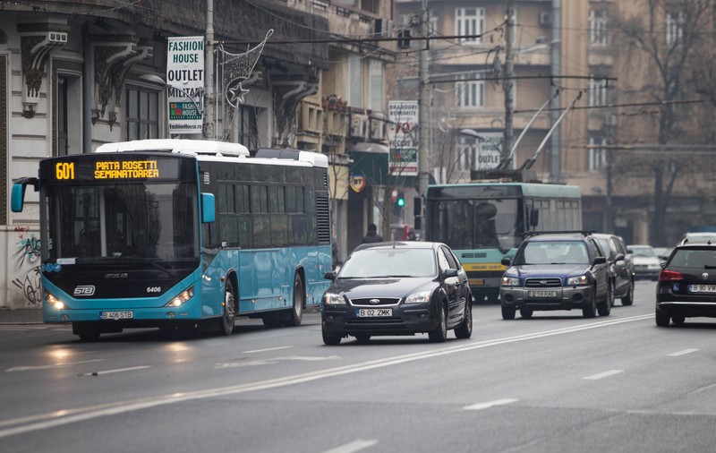 Anchetă la STB în cazul șoferilor care nu dau drumul la aer condiționat în autobuze și troleibuze