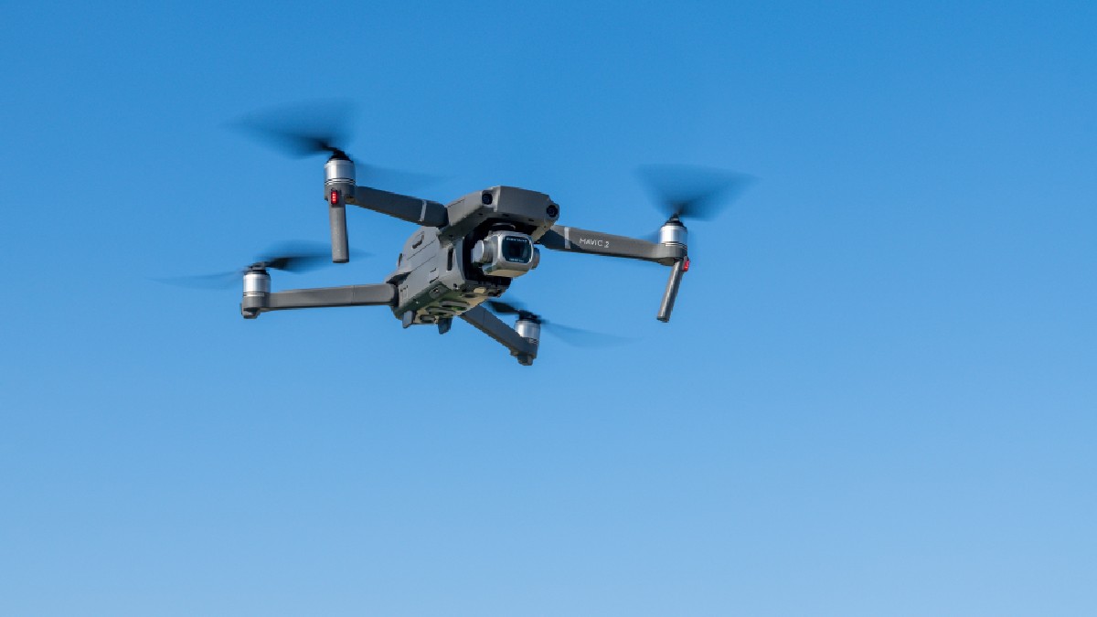 o dronă în aer