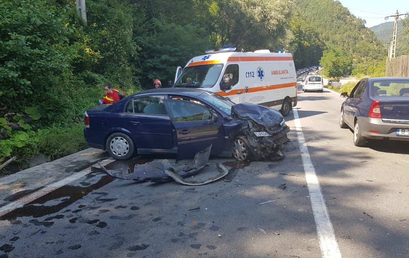 Accident cu 21 victime pe Valea Oltului după ce un microbuz și un autoturism s-au ciocnit