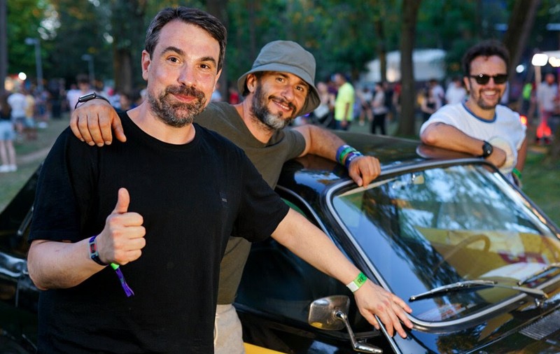 Alexandru Papadopol și Dragoș Bucur, apariție neașteptată pe scena de la UNTOLD. Anunțul făcut de cei doi actori