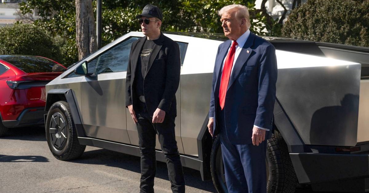 elon musk alaturi de donald trump la casa alba, in spatele lor se afla doua masini tesla