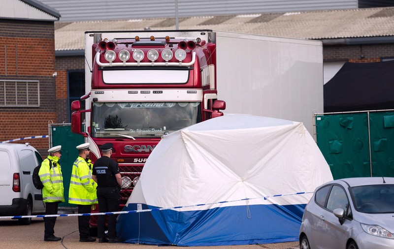 Mobilizare de forțe în Marea Britanie după ce 39 de cadavre au fost găsite în containerul unui camion. Ce știu autoritățile până acum