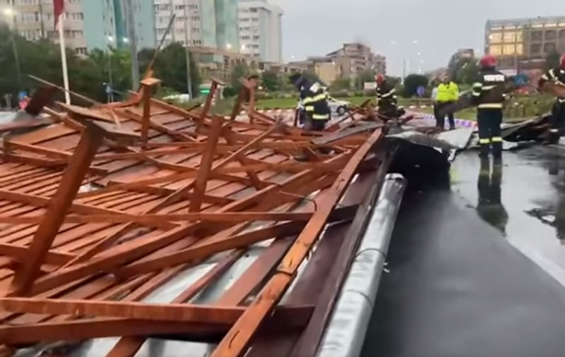 Acoperișuri smulse de vânt și copaci prăbușiți, la Deva și la Brad, în Hunedoara, unde a fost cod roșu de vijelie | VIDEO