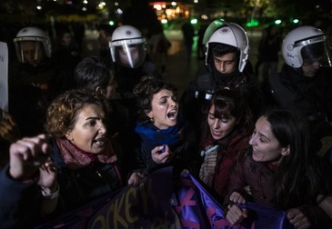 Sute de femei s-au adunat vineri, la Istanbul, la un miting organizat de Ziua internaţională de luptă împotriva violenţei asupra femeilor (Foto EPA)