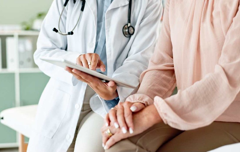 O femeie a mers la doctor în Spania și a aflat că este declarată moartă în sistemul medical, deși este vie