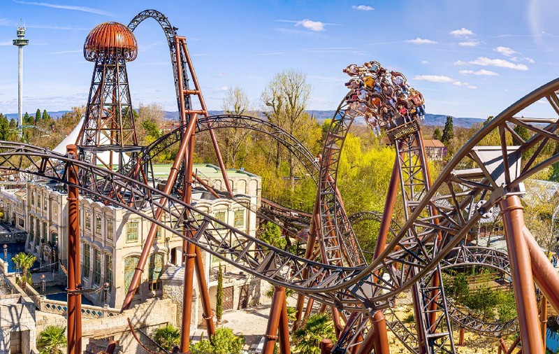 Cât costă să te dai în cea mai tare atracție de la Europa Park, Germania: Voltron, cel mai lung roller-coaster cu lansare multiplă