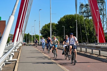 Rotterdam, Țările de Jos - august 2022: Oameni care merg cu biciclete pe banda de biciclete peste podul Willems din centrul orașului peste râul Nieuwe Maas. Foto: Shutterstock