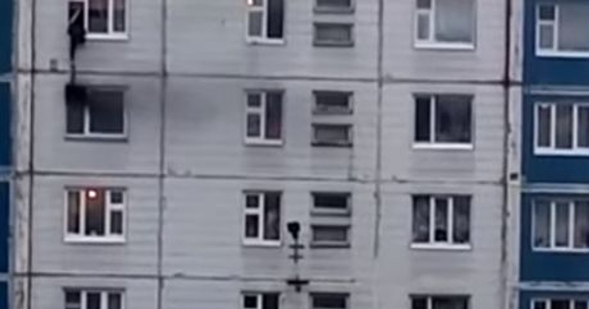 A salvat o tânără din incendiu scoțând-o pe fereastră de la etajul cinci